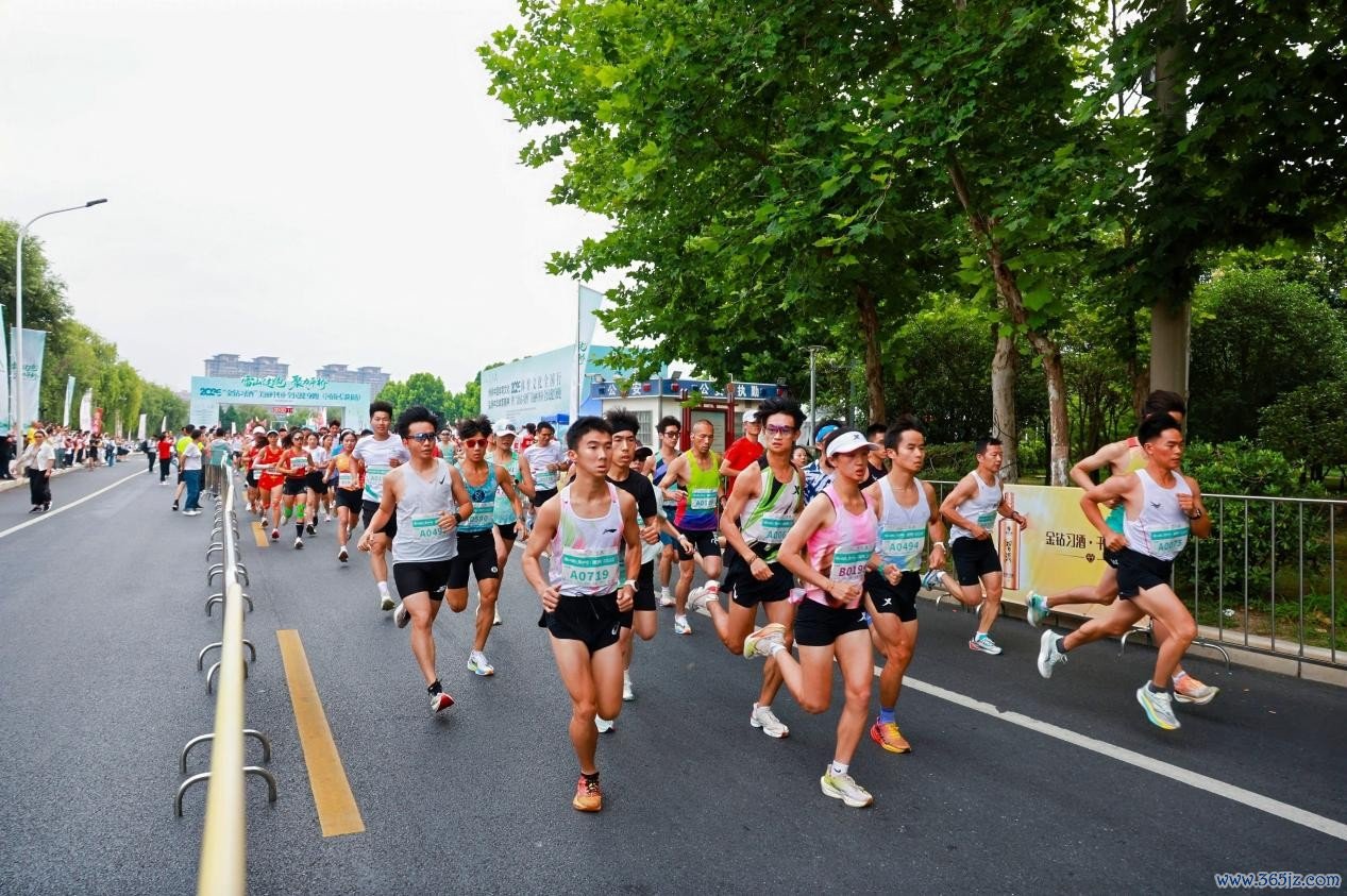 参预健身跑的选手们在比赛中。 图片开头：四肢专揽方供图