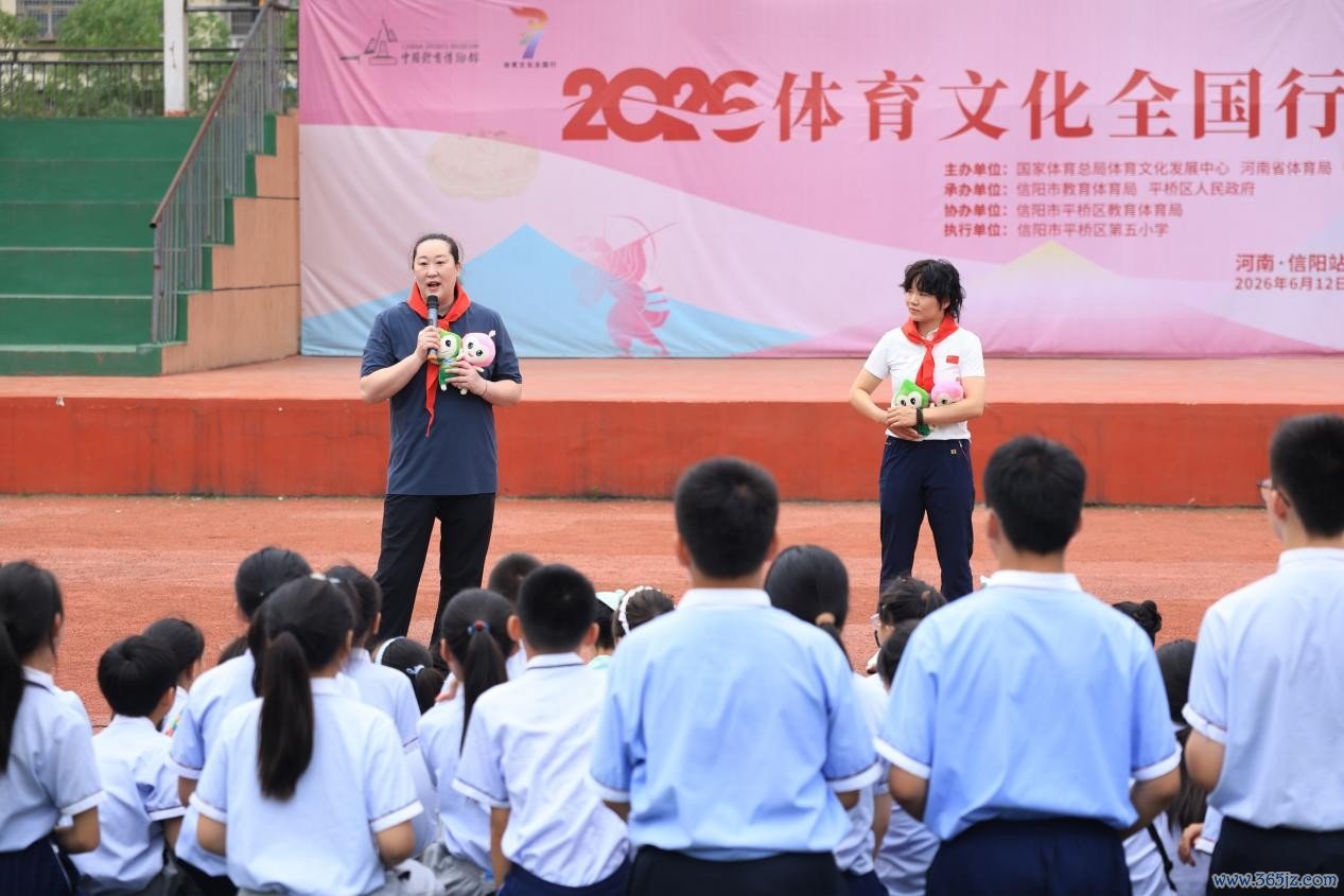 宋妮娜（左）、鲍善菊与学生们相通。图片开头：四肢专揽方供图